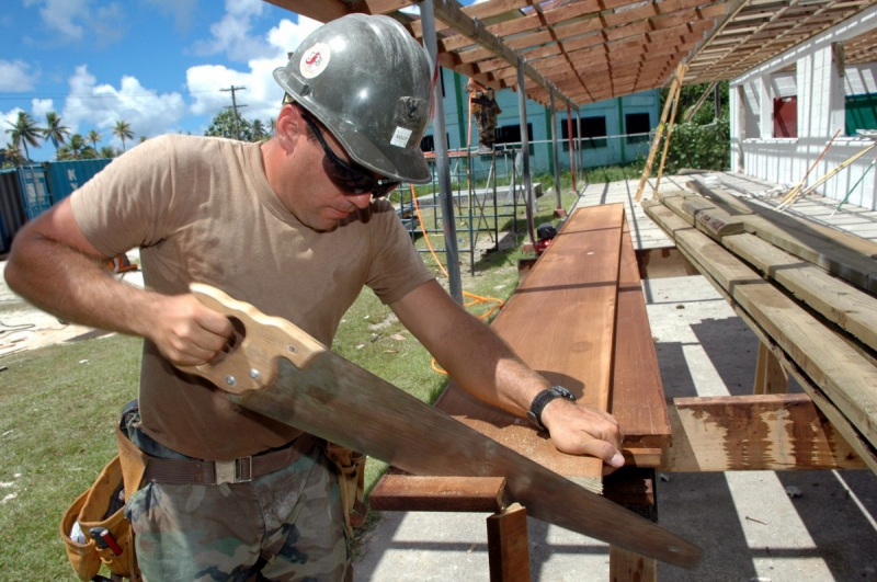 ebeniste-CASTAGNIERS-min_worker_construction_building_carpenter_male_job_build_helmet-893290